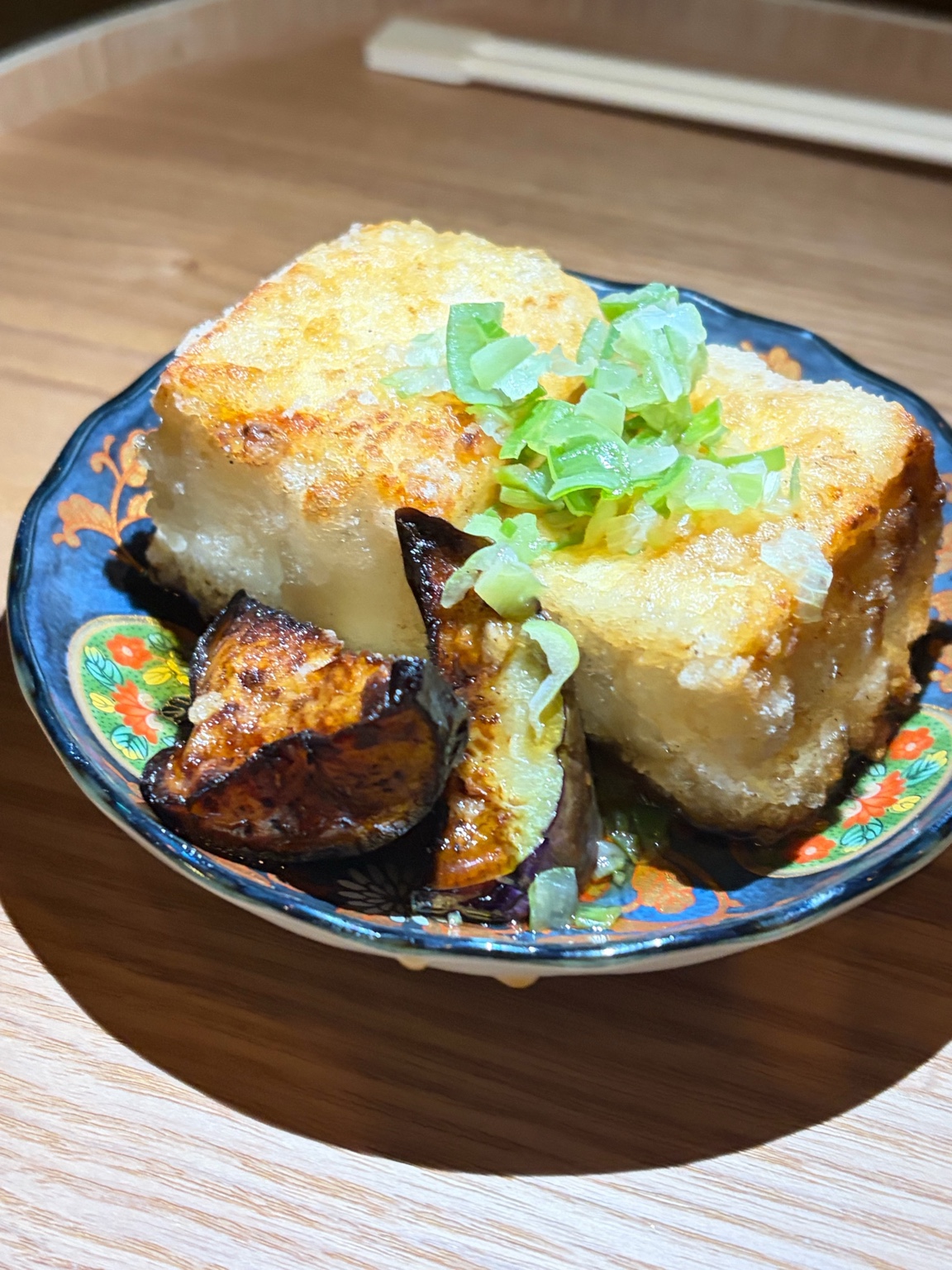 ねぎを添えた豆腐料理